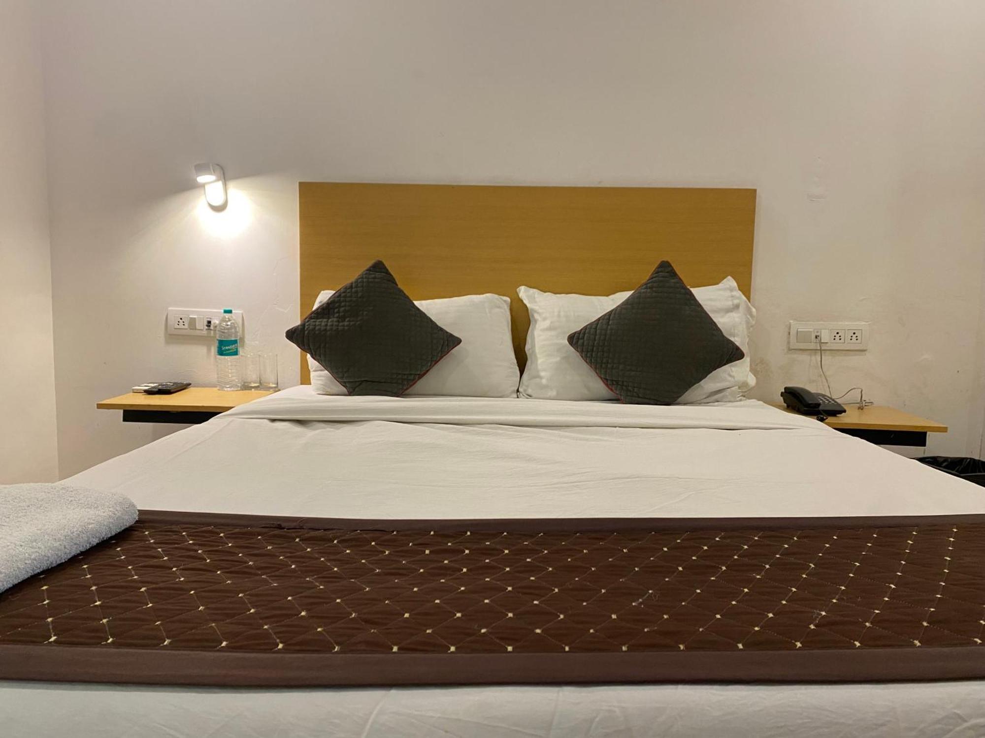 Qotel Hotel Ip Residency East Delhi Preet Vihar Nueva Delhi Exterior foto