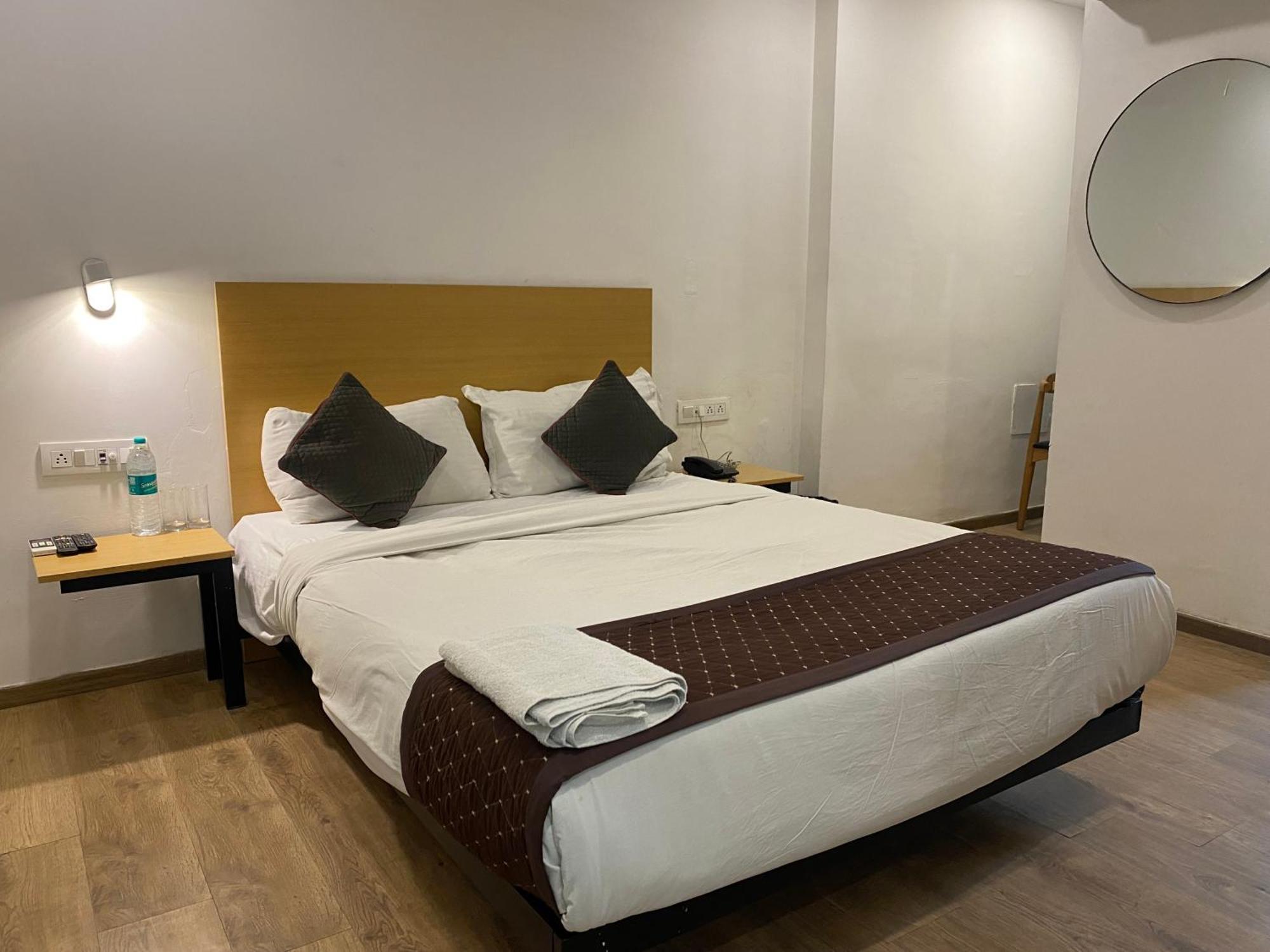 Qotel Hotel Ip Residency East Delhi Preet Vihar Nueva Delhi Exterior foto